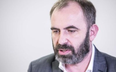 Tvrdí, že na spornom tendri nezarobil ani euro. Štefunkova verzia má trhliny.