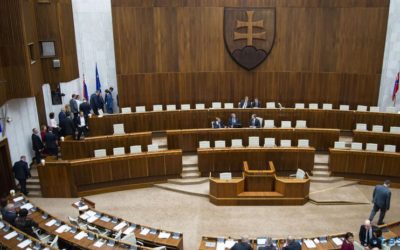Poslanci nezvolili kandidátov na ústavných sudcov, voľba sa bude opakovať vo štvrtok.