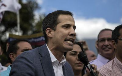 Guaidó sa vracia domov, stúpencov vyzýva na masové demonštrácie.