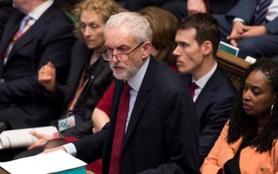 Eurovolby by v Británii vyhráli opoziční labouristé. Strana euroskeptika Farage by byla třetí