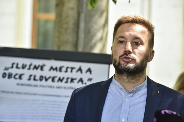 Slušné Slovensko v praxi: Vallo nepozval poslancov a exprezidentov na oslavy oslobodenia Bratislavy. 1