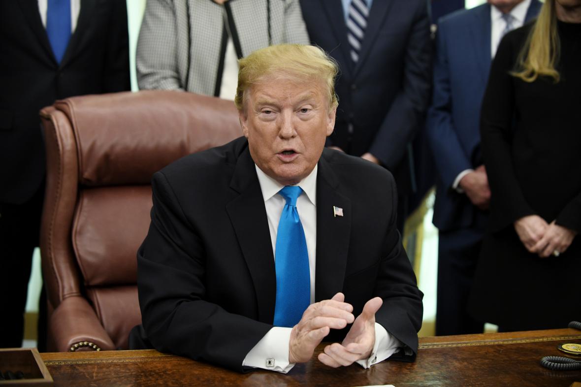 USA zvýší clo na dovoz z Číny, oznámil Trump. Čína zvažuje konec jednání. 1