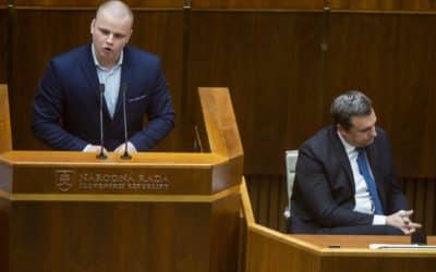 SNS opäť posiela slovenských vojakov na ruské hranice: Ostrá roztržka s Kotlebovcami v parlamente, Danko Mazurekovi vypol mikrofón.