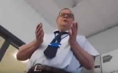Video: „Inkluzívny“ učiteľ vyhodil študenta z hodiny za to, že tvrdil, že existujú iba dva rody.