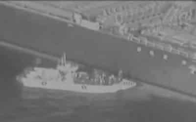 USA vyslaly k napadeným tankerům torpédoborec. Jako důkaz viny Íránu zveřejnily video.
