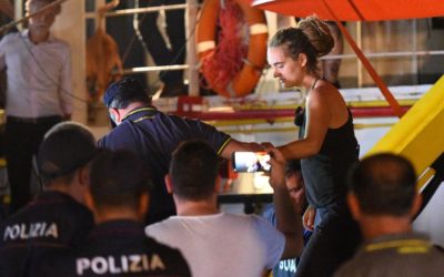 Loď Sea-Watch s migranty navzdory zákazu zakotvila na Lampeduse. Kapitánka byla zatčena.