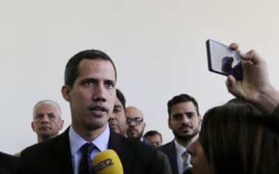 Venezuelský opozičný líder Guaidó poprel tvrdenia o zmarenom prevrate.
