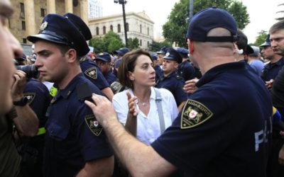 Tisíce protestujúcich zaútočili v Gruzínsku na budovu parlamentu.