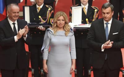 Čaputová a obrázek na zdi.