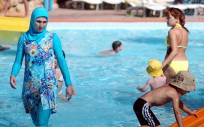 Moslimky vo Francúzsku bojujú za právo nosiť burkini.