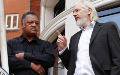 Assange stál za únikem e-mailů před volbami v USA. Byl ve spojení s Ruskem, píše CNN.
