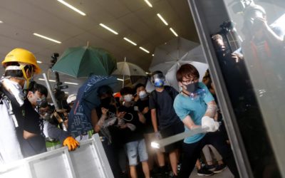 Stovky demonstrantů v Hongkongu ničily parlament. Policie rozehnala davy slzným plynem.