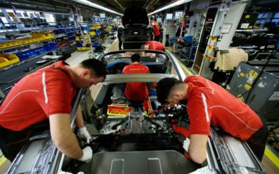 Slovenským automobilkám svítí varovná kontrolka, píše Reuters.