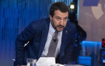 Salvini naživo v televízii: Prevádzači telefonujú s loďami nmimovládkok, dohadujú si miesta stretnutí v Stredozemnom mori.