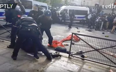 Francúzski policajti obuškami, slzným plynom a kopancami rozohnali „čierne vesty“ v Paríži. Chcú parížske byty.