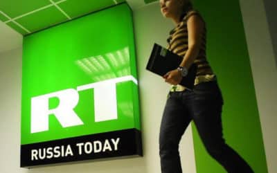 Ruské stanice RT a Sputnik dostali zákaz účasti na konferencii.