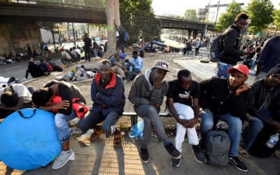 Ilegálni migranti obsadili Panteón v Paríži.