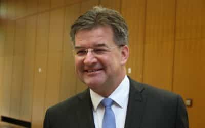 Kto vlastne vládne v tomto štáte: Vláda a parlament alebo Lajčák? 
