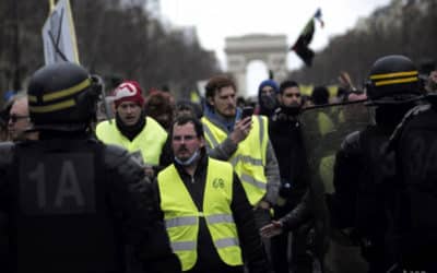 Polícia v Paríži zatkla desiatky demonštrantov z hnutia žltých viest.