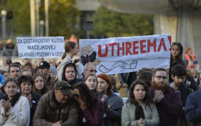 Na bratislavskom Námestí slobody sa zhromaždil dav Slušného Slovenska už bez Šeligu. Farská chce hlavu Kováčika.