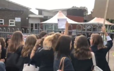 Žiačky chceli ísť do školy v sukni. Genderovo neutrálna škola zavolala políciu a zavrela bránu.