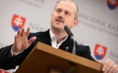 Poslanci ĽSNS: SR stratila suverenitu. Navrhujú novelu ústavy.