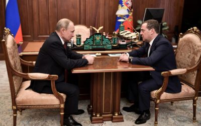 Ruská vláda v čele s Medvěděvem končí, Putin rozhodne o nových ministrech.