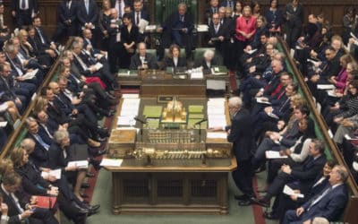 Dolná snemovňa britského parlamentu definitívne odhlasovala brexit.