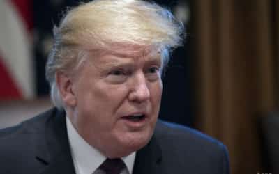 SNEMOVŇA REPREZENTANTOV SCHVÁLILA ZASLANIE OBŽALOBY TRUMPA SENÁTU.