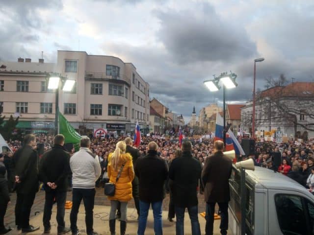 Stret ĽSNS a progresívcov v Trnave. Bihariová hovorí o útoku neonacistov, Uhrík o hádzaní skál na kotlebovcov. 1