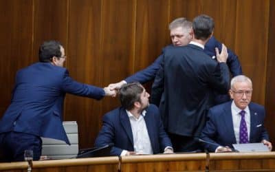 Návrh na zavedenie trinástych dôchodkov prešiel do 2. čítania. Títo poslanci sa hlasovania nezúčastnili.
