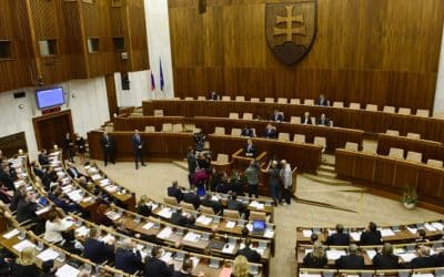 Mimoriadna schôdza: Hlasovanie nebolo ani na druhý pokus úspešné, parlament nebol uznášaniaschopný. Opozícia hovorí o divadle.