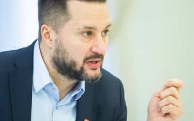 Bol Kičura len slabý odvar? Najviac predražené rúška nakúpil progresívny primátor Bratislavy Matúš Vallo.