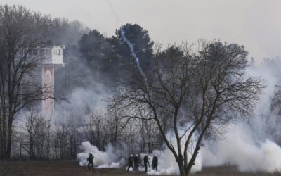 Napětí na hranici plné uprchlíků. Turecká policie útočí na řecké strážce slznými granáty, tvrdí řecké zdroje.