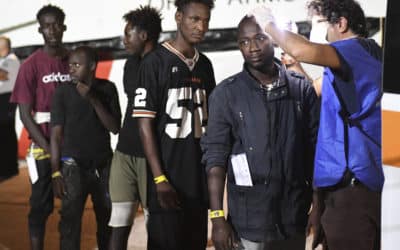 Migranti dostávajú čísla na právnikov ešte v Líbyi, píšu talianske médiá