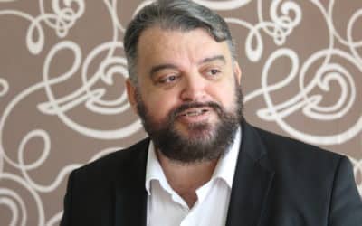 Od vlády sme veľa nečakali, ale toto je agónia. Premiér sa pýta na riešenia moderátorky, krúti hlavou Chmelár.