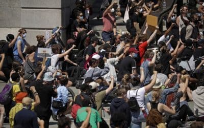 Počas protestov proti policajnému násiliu v USA zadržali už takmer 1700 ľudí.