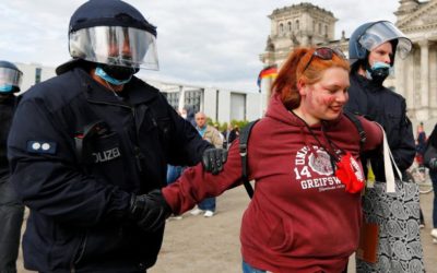 Podle některých příliš tvrdá opatření, podle jiných dokonce podvod. V Německu se protestuje proti krokům vlády.