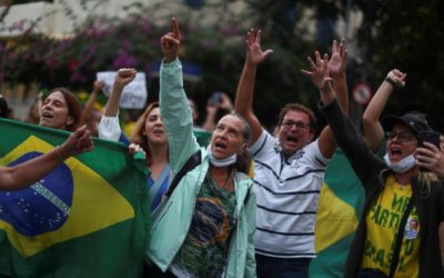 Rekordní počet obětí i nově nakažených v Brazílii, Slovensko otvírá obchodní centra či kina.