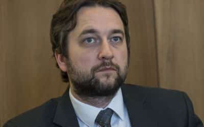 Totalitné spôsoby novej moci: Nominanta druhej najsilnejšej strany odmietajú pripustiť k diskusii na medzinárodných fórach.