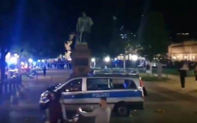 Situácia v nemeckom Stuttgarte „úplne mimo kontroly“: „F*ck the police, f*ck the system.“ Rabovanie a zranení policajti.