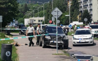 DVAJA MŔTVI A 5 ZRANENÝCH VO VRÚTKACH: Na ZŠ zasahujú policajti