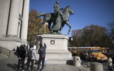 Kultúrno-rasistická revolúcia v priamom prenose: Spred múzea v New Yorku odstránia sochu Theodora Roosevelta.