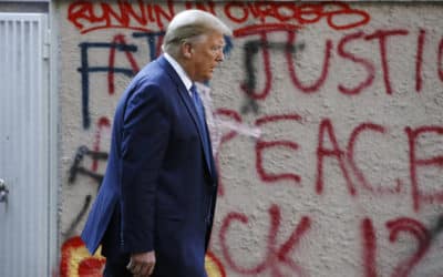 Trump pohrozil, že proti protestujúcim nasadí armádu.