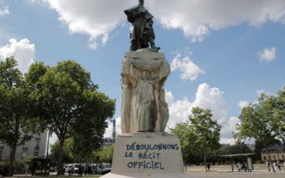 Protestujúci v Paríži obliali farbou sochy z čias kolonializnu.