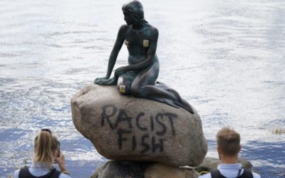 Rasistická ryba. Napísali vandali na sochu Malej morskej víly v Kodani