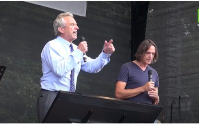 „Vlády milujú pandémie rovnako ako vojnu!“ Na masívnom proteste v Berlíne proti koronavírusovým opatreniam vystúpil aj Robert F. Kennedy jr. Slová Billa Gatesa sú preňho záhadou. 