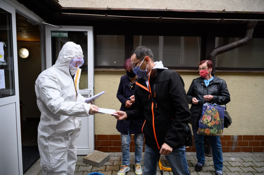 Na plošné testovanie prišlo za piatok a sobotu vyše 120-tisíc ľudí, cez 4-tisíc bolo infekčných. 1