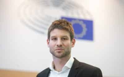 Europarlament schválil Šimečkov návrh, aby EÚ pokutami vynucovala poslušnosť členských krajín, ktoré odmietajú „liberálnu demokraciu.“ 