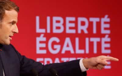 Islám ve Francii je třeba zbavit cizích vlivů, řekl Macron. Představil strategii proti terorismu.